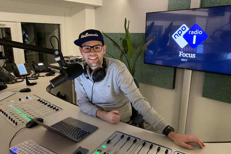 Jacob de Vries in studio NPO Radio 1